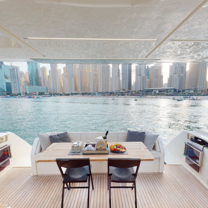 Yacht 67ft main deck